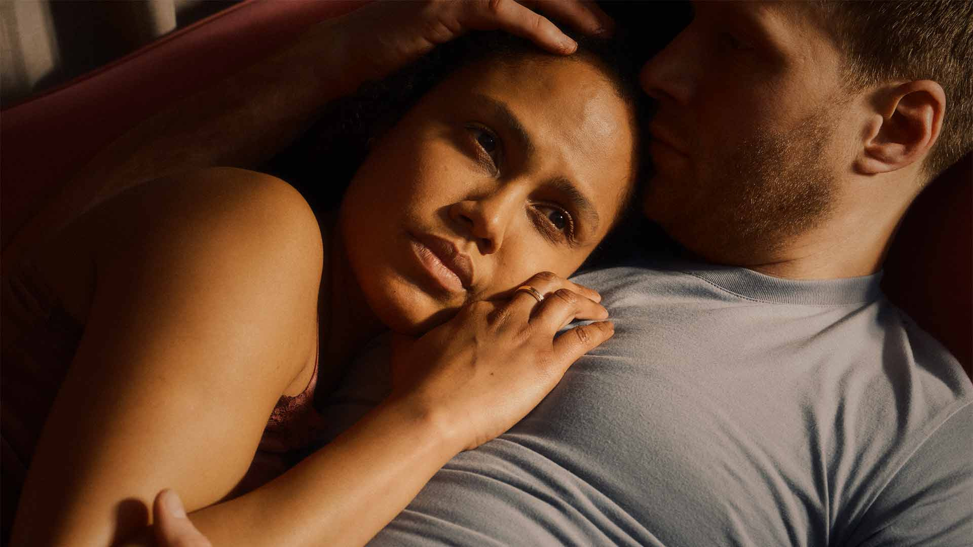 Foto de pareja con expresión de preocupación